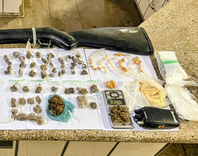 Polícia Militar apreende drogas, arma de fogo e materiais do tráfico em Teixeira de Freitas